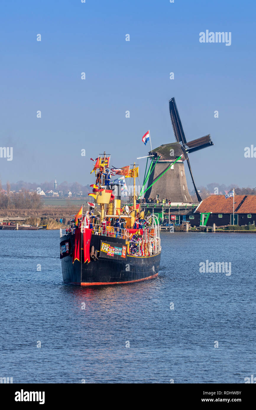 Niederlande, "Zaanse Schans" in Zaandam, Open air touristische Attraktion mit Windmühlen und historischen Häusern. Festival der Sinterklaas am 5. Dezember. Stockfoto