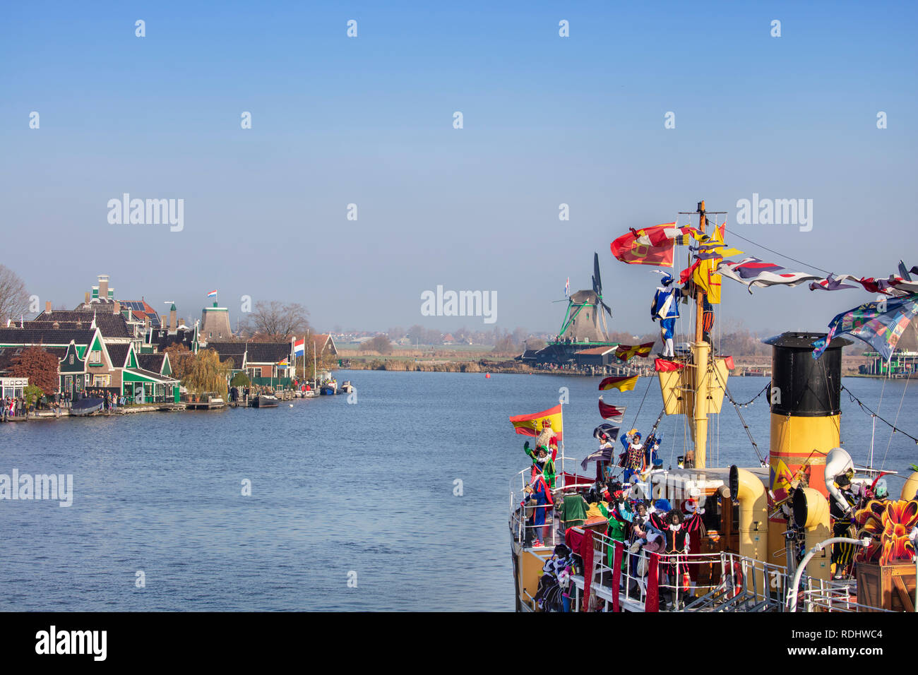 Niederlande, "Zaanse Schans" in Zaandam, Open air touristische Attraktion mit Windmühlen und historischen Häusern. Festival der Sinterklaas am 5. Dezember. Stockfoto