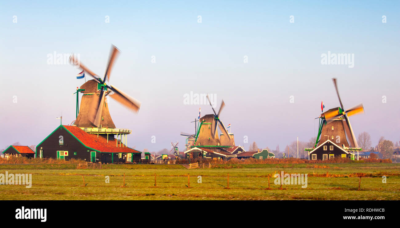 Niederlande, "Zaanse Schans" in Zaandam, Open air touristische Attraktion mit Windmühlen und Häuser, vor allem aus dem 17. und 18. Jahrhundert. Stockfoto