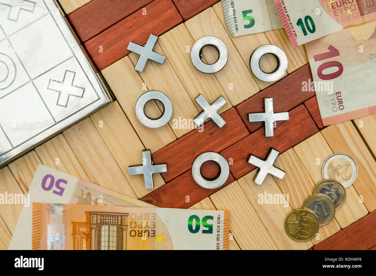 Spielen für Geld, Kreuz und null Spiel, Euro Münzen, Banknoten, Geld spiele  Stockfotografie - Alamy