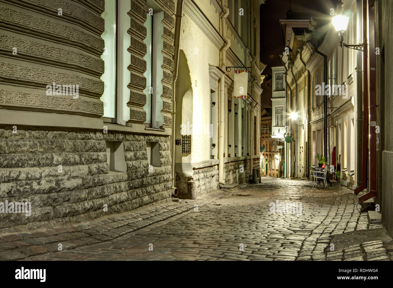 Engen Altstadt Straße von Tallinn, Estland in der Nacht. Steinboden Straße mit gemütlichen Lichter der Stadt der historischen Stadt in den baltischen Staaten. Touristen anziehen Stockfoto