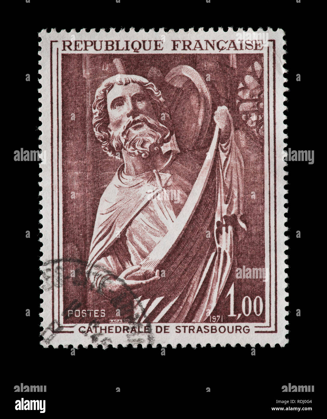 Briefmarke aus Frankreich zeigt eine Skulptur des Hl. Matthäus von Straßburg Schloss. Stockfoto