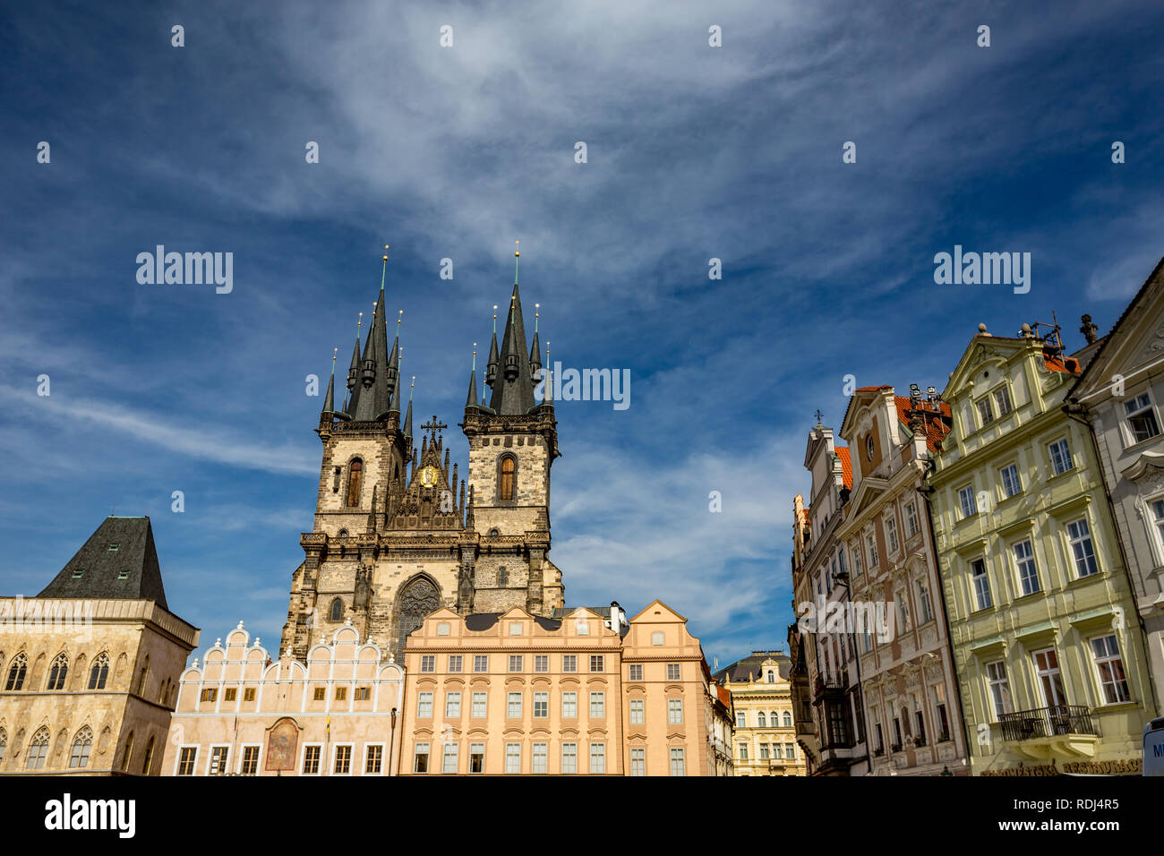 Prag, tschechische Republik - 27. AUGUST 2015: das Licht fällt in eine Szenerie auf der herrlichen Jungfrau Maria Kirche in Prag im bewölkten Sommertag Stockfoto
