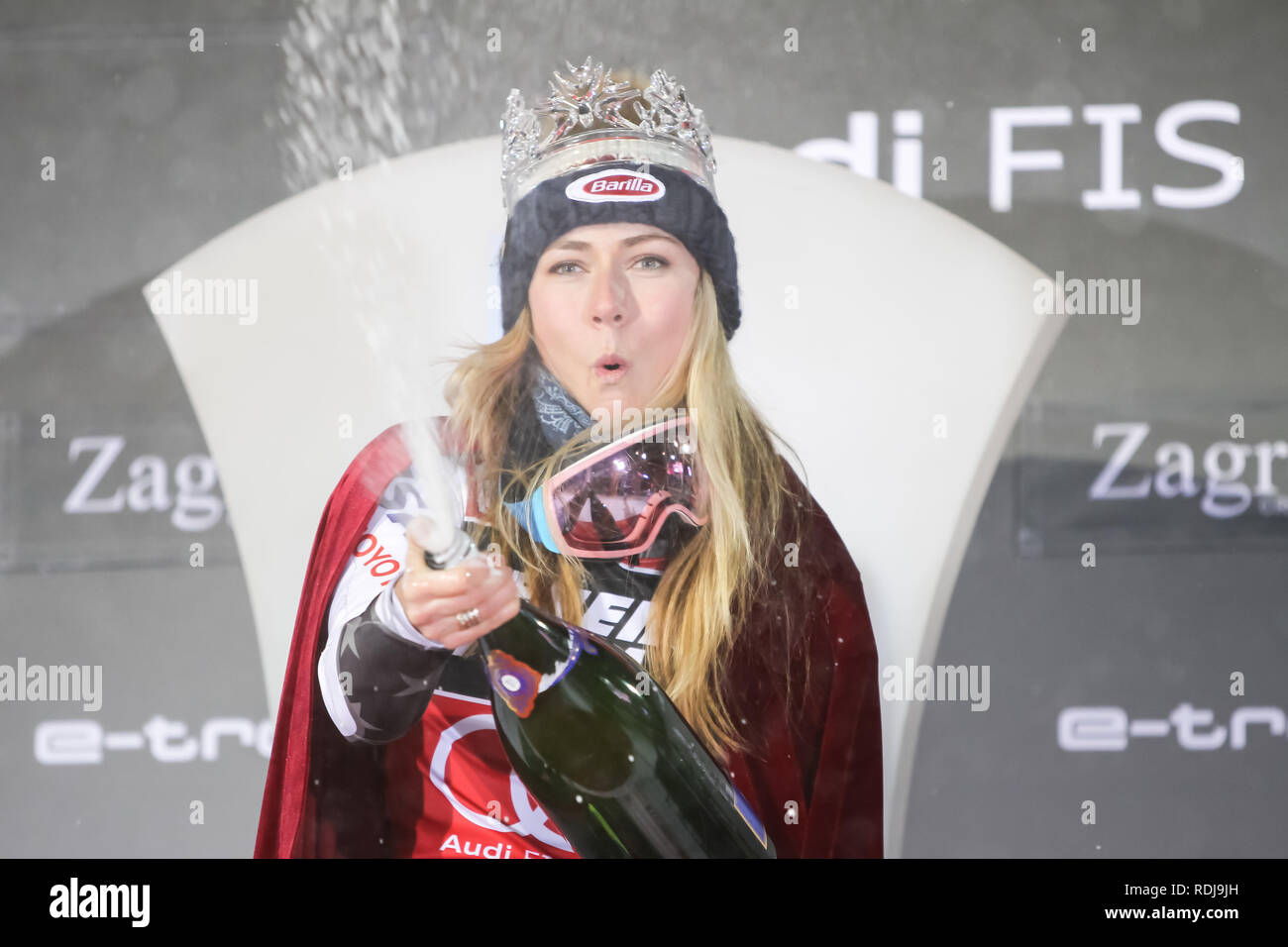 Zagreb, Kroatien - 5. Januar 2019: Erste platziert Shiffrin Mikaela aus den USA feiern mit Sekt auf der Preisverleihung des Audi FIS Ski Alpin Stockfoto