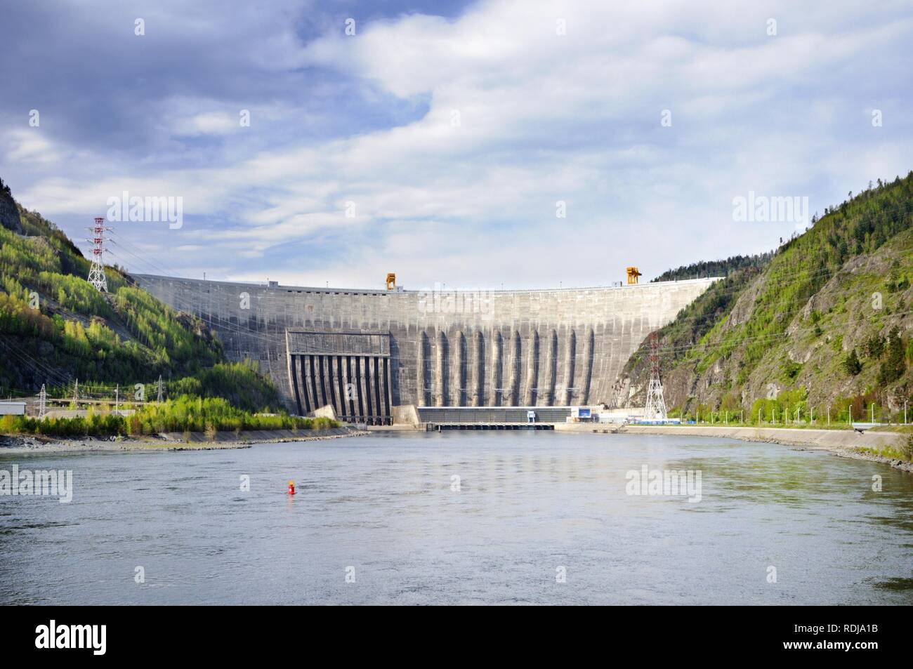 Staudamm des Shushenskaya Sayano - Wasserkraftwerk auf dem Jenissei Fluss in Sibirien, Russland Stockfoto