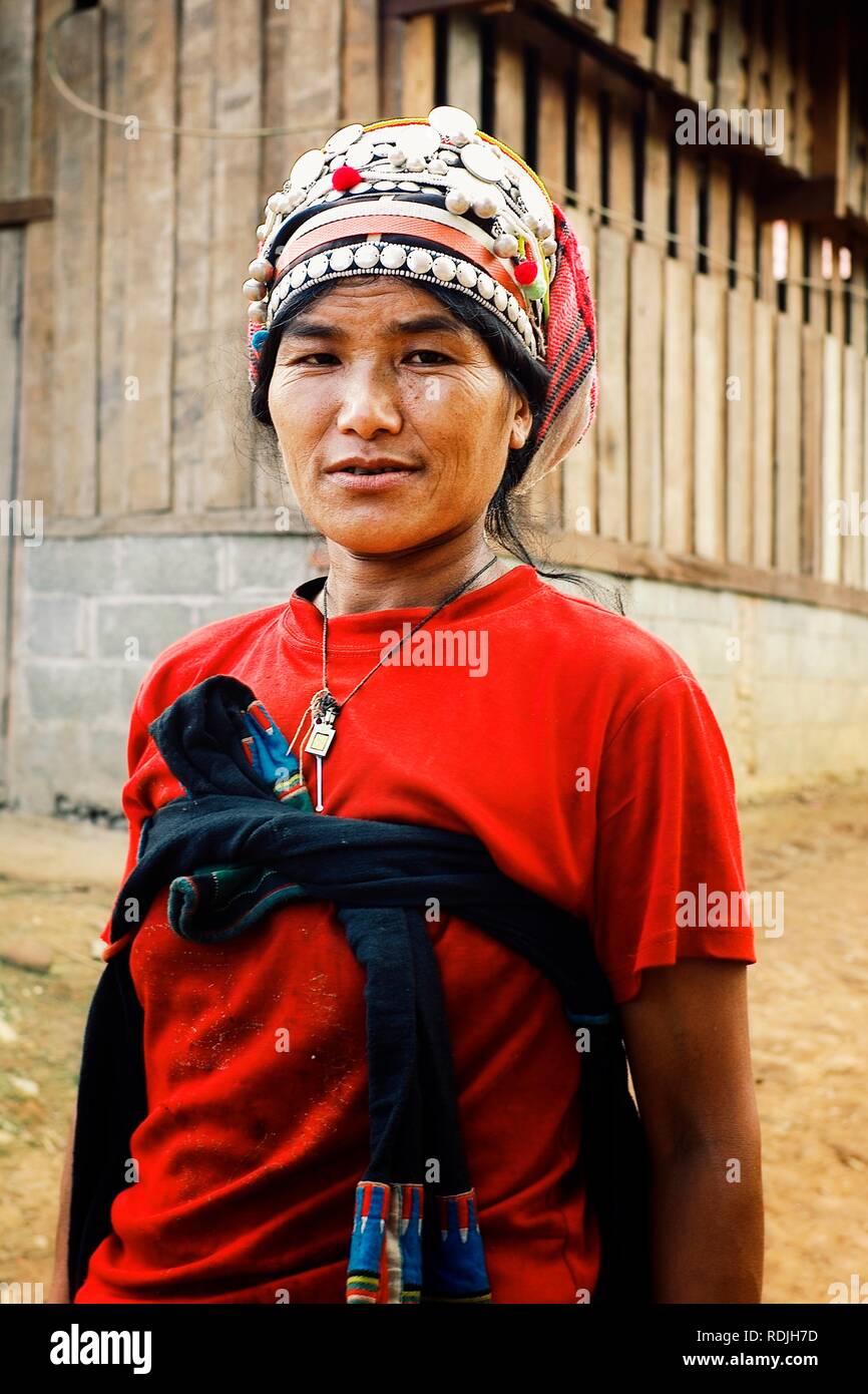 Luang Namta/Laos - JUL 06 2011: akha Frau vor t von ihrem Haus in den nördlichen Teil des Landes Stockfoto