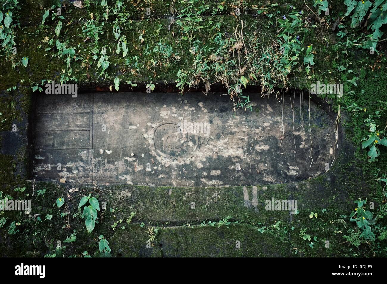 Champasak/Laos - JUL 06 2011: Fußabdruck des Buddha eine hervorragende Website in den tropischen Regenwald zu einem Felsen geschnitzt Stockfoto