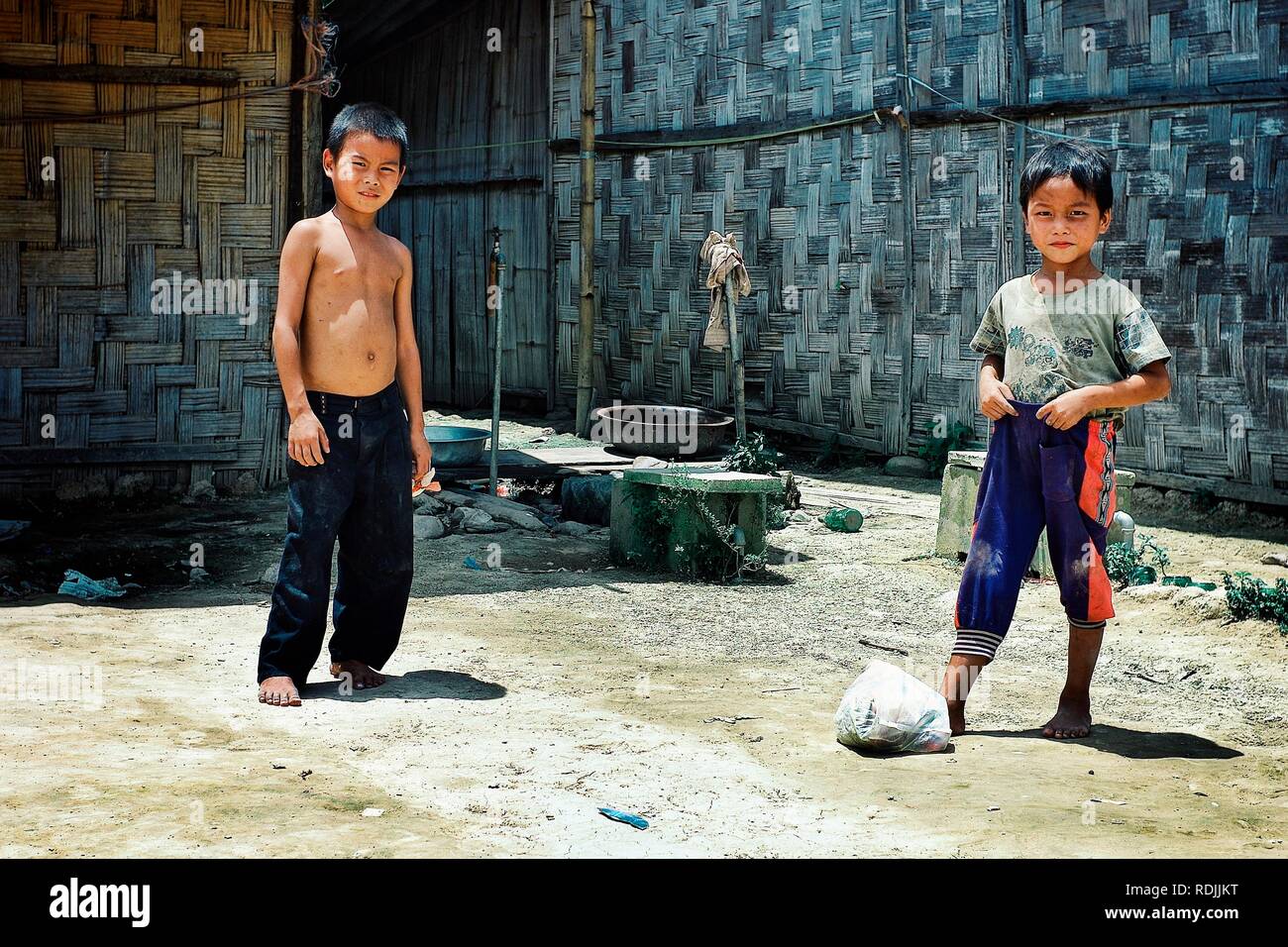 Luang Namta/Laos - JUL 06 2011: Kinder aus dem Lolo Stamm spielen Fußball mit einer Plastiktüte mit Müll gefüllt Stockfoto