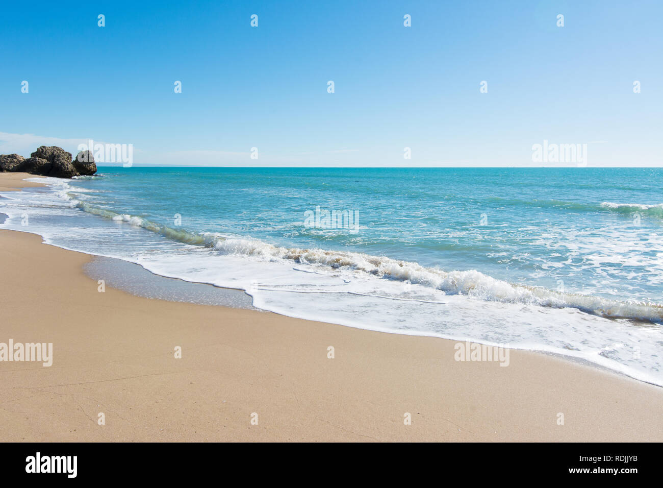 Wellen, Meer und Sonne am Strand in Sizilien - Hintergrund Stockfoto