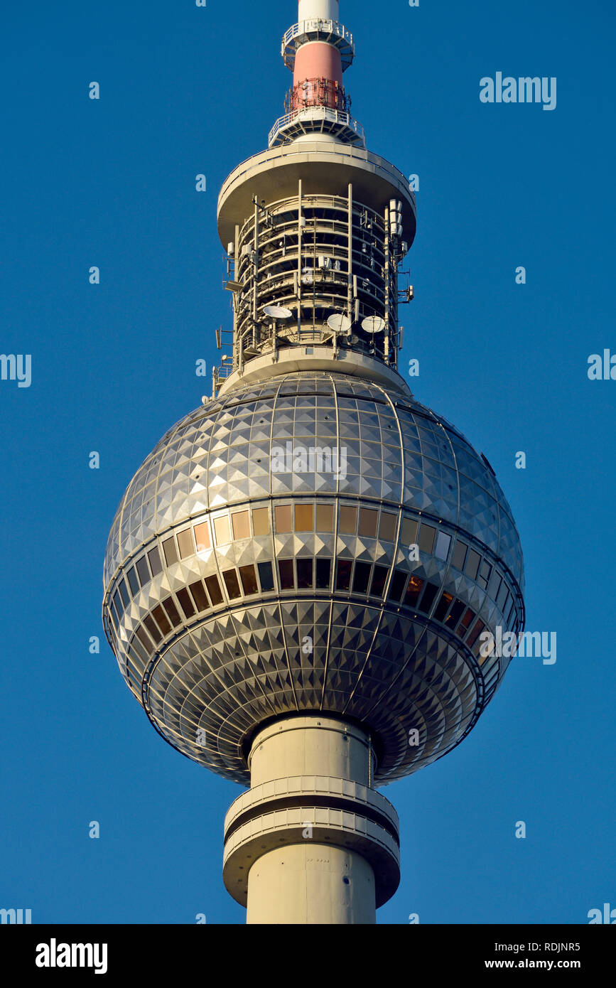 Berlin, Deutschland - 11 November 2018. Welle und Silber Sphäre der Fernsehturm Fernsehturm in Berlin. Stockfoto