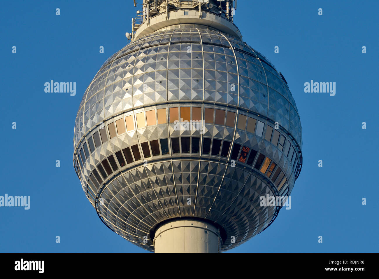 Berlin, Deutschland - 11 November 2018. Silber Sphäre der Fernsehturm Fernsehturm in Berlin. Stockfoto