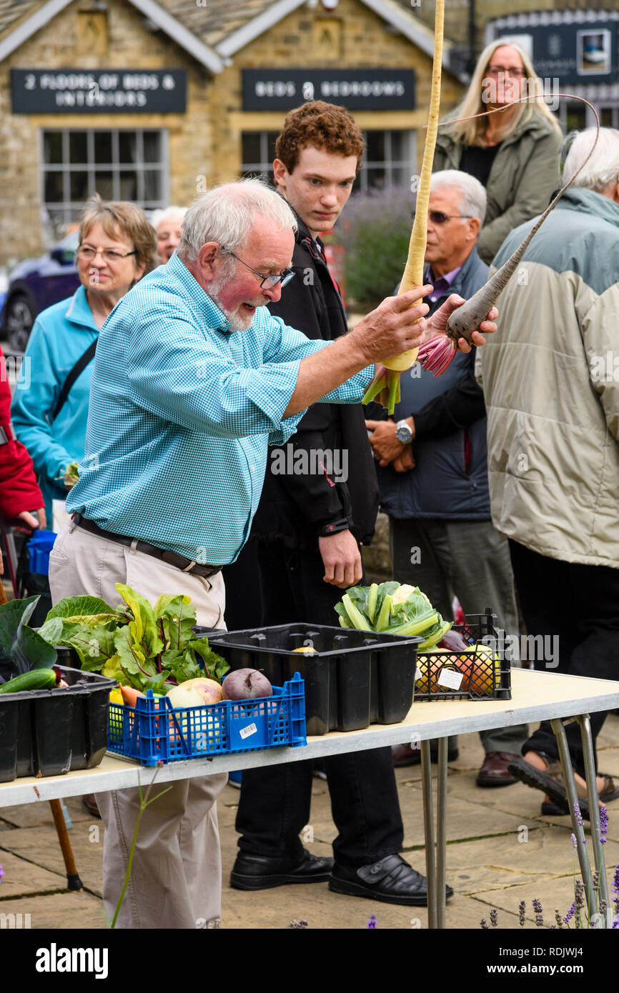 Charity Auktion von frischem Obst & Gemüse produzieren im Gartenbau Ereignis (Auktionator & Menschen) - Gärtner zeigen, Burley-in-Wharfedale, Yorkshire, England. Stockfoto