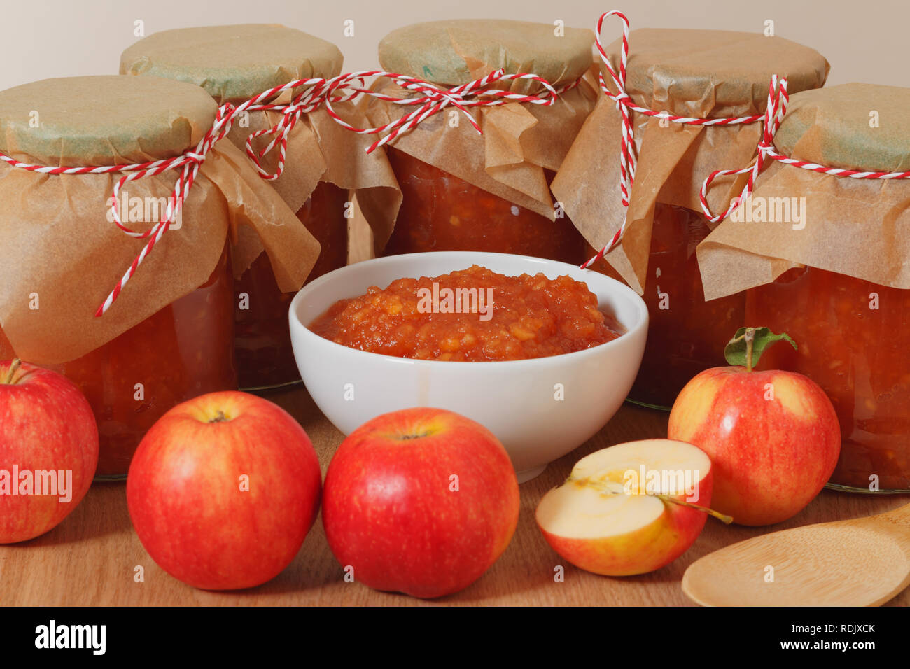 Hausgemachte Apple Jam in Gläsern Stockfoto