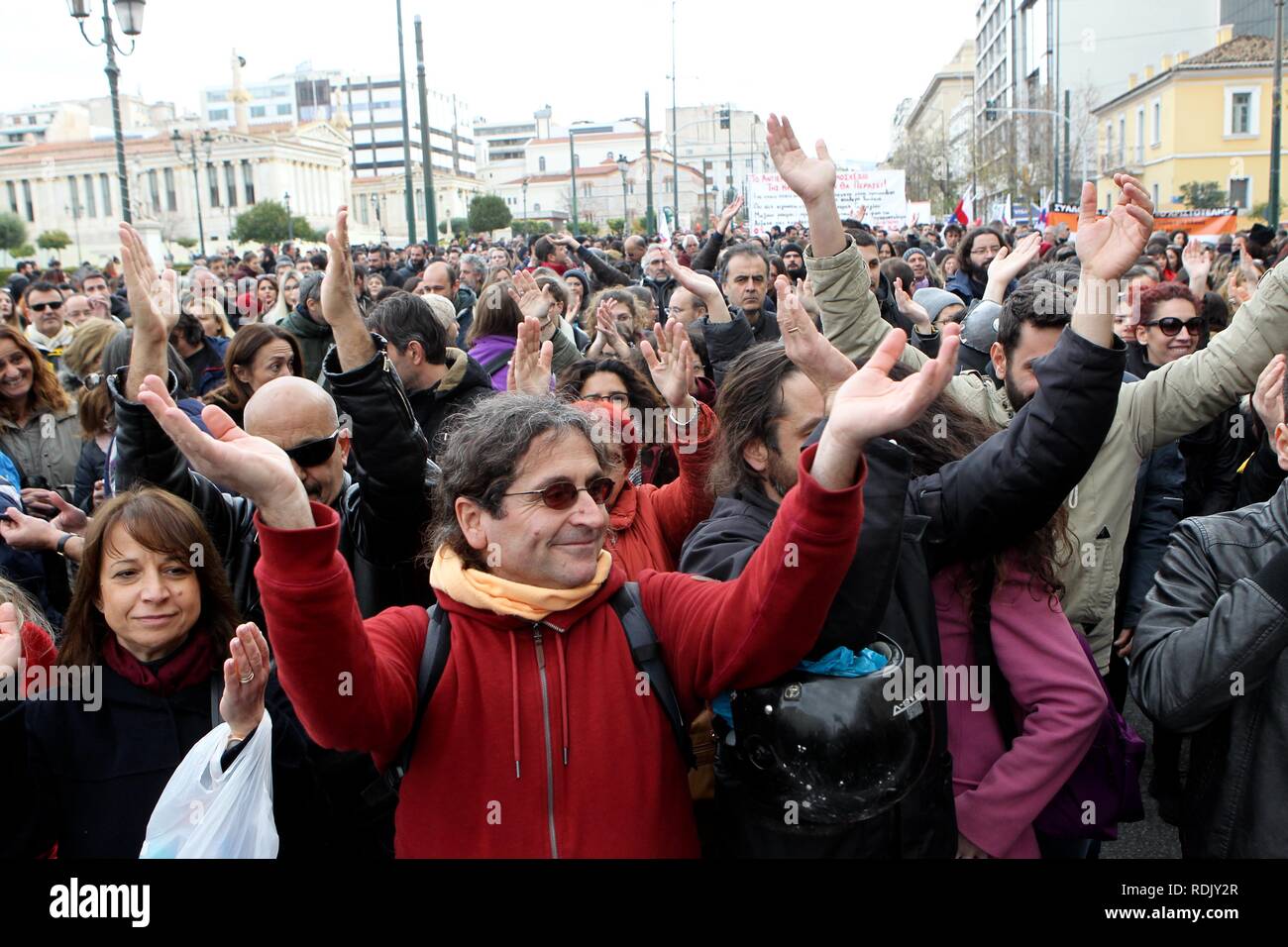 Die Demonstranten skandieren Parolen auf einer Kundgebung vor dem Parlament in Athen. Stockfoto