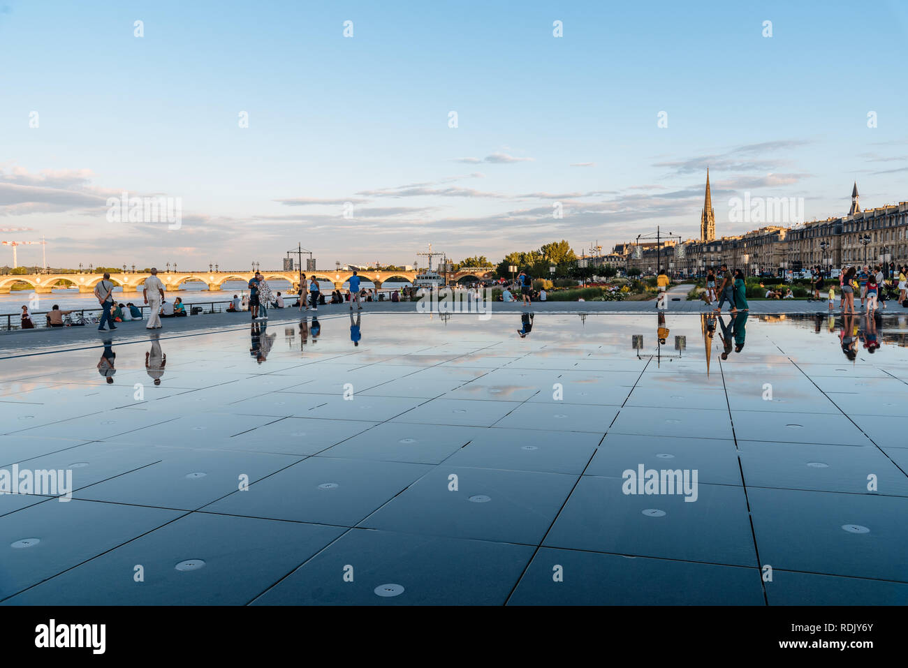 Bordeaux, Frankreich - 22. Juli 2018: Personen, die auf dem Wasser spiegeln. Gegenüber der Place de la Bourse, dieser Pool wird abwechselnd einen Spiegeleffekt eine entfernt Stockfoto