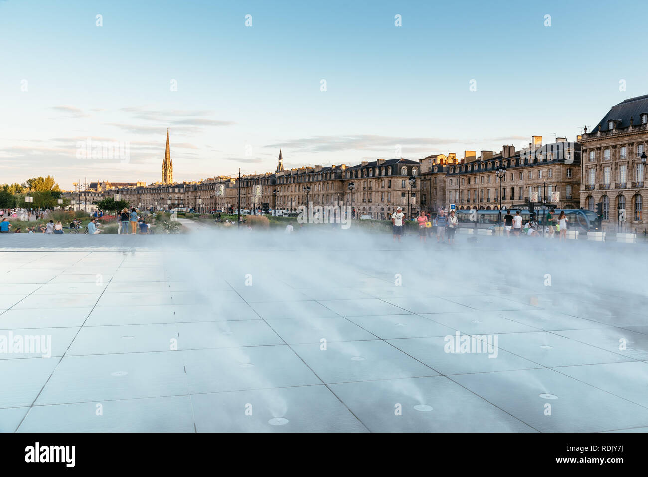 Bordeaux, Frankreich - 22. Juli 2018: Personen, die auf dem Wasser spiegeln. Gegenüber der Place de la Bourse, dieser Pool wird abwechselnd einen Spiegeleffekt eine entfernt Stockfoto