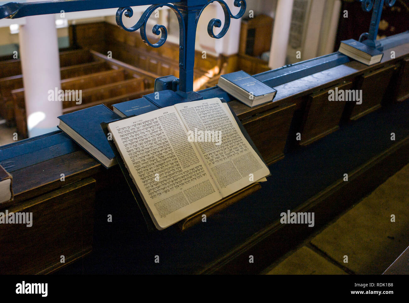 Ein jüdisches Gebet Buch öffnen auf einer Bank in einer Synagoge im East End von London, von anderen Gebet Bücher umgeben, die eine Seite in Hebräisch Stockfoto