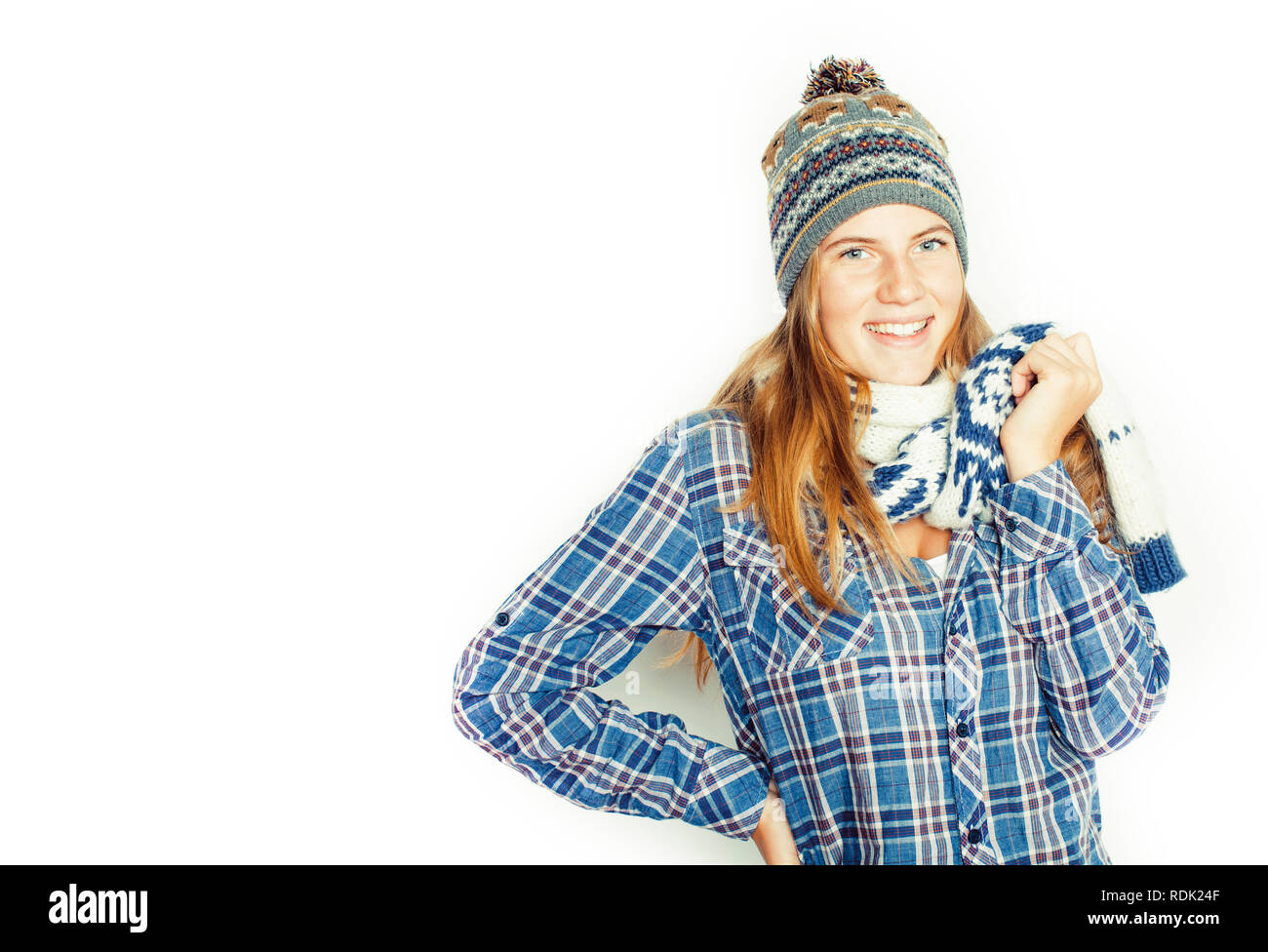 junge hübsche blonde Teenager-Mädchen im Wintermütze und Schal auf weißem Grund zu Lächeln Stockfoto