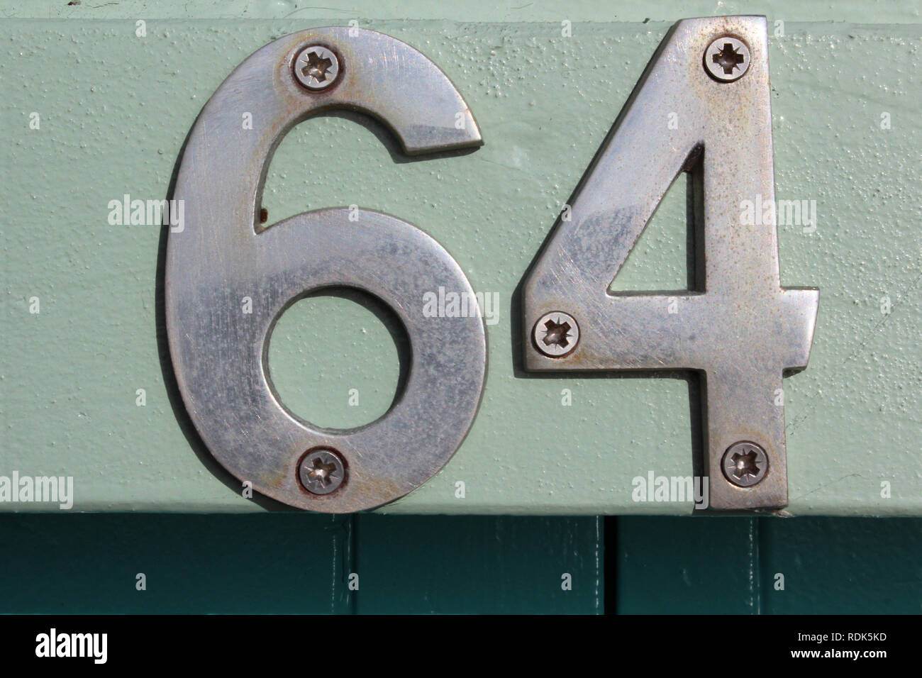 Nummer 64 Zeichen in der Holzhütte, Brighton, England, close-up Stockfoto