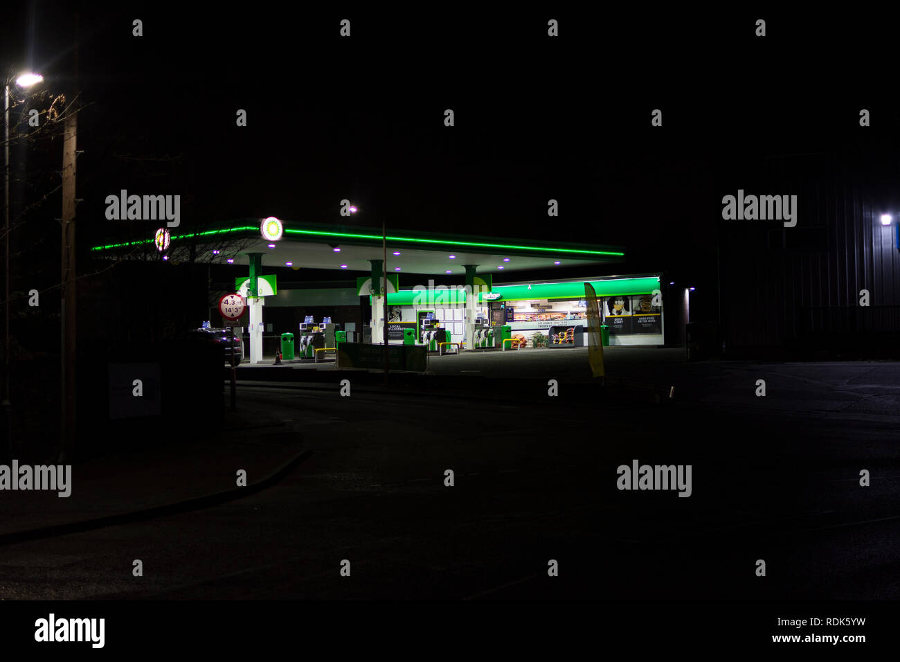 Benzin- und Tankstelle bei Nacht Stockfoto