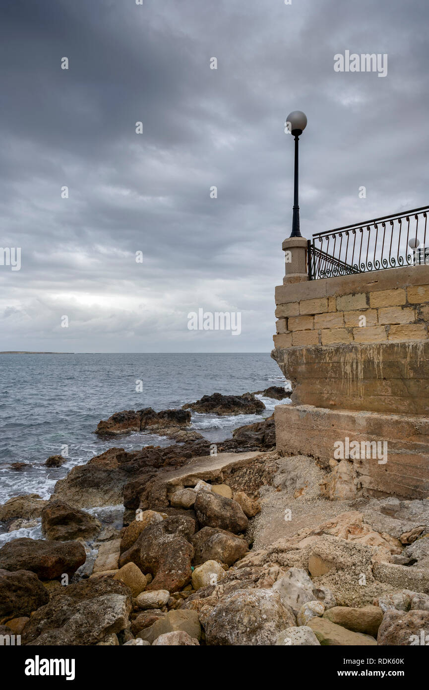 Stürmische Wolken über dem Wasser in St. Paul's Bay, Malta. Stockfoto