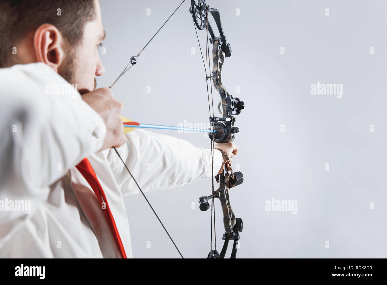 Geschaftsmann Am Ziel Mit Pfeil Und Bogen Zielen Auf Grau Studio Hintergrund Isoliert Das Geschaft Das Ziel Herausforderung Wettbewerb Leistung Konzept Stockfotografie Alamy
