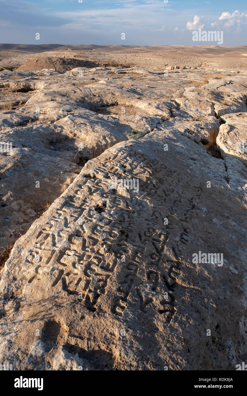 Einige Skripte des Tempels der sieben Planeten an Sogmatar in Sanliurfa, Türkei. Stockfoto