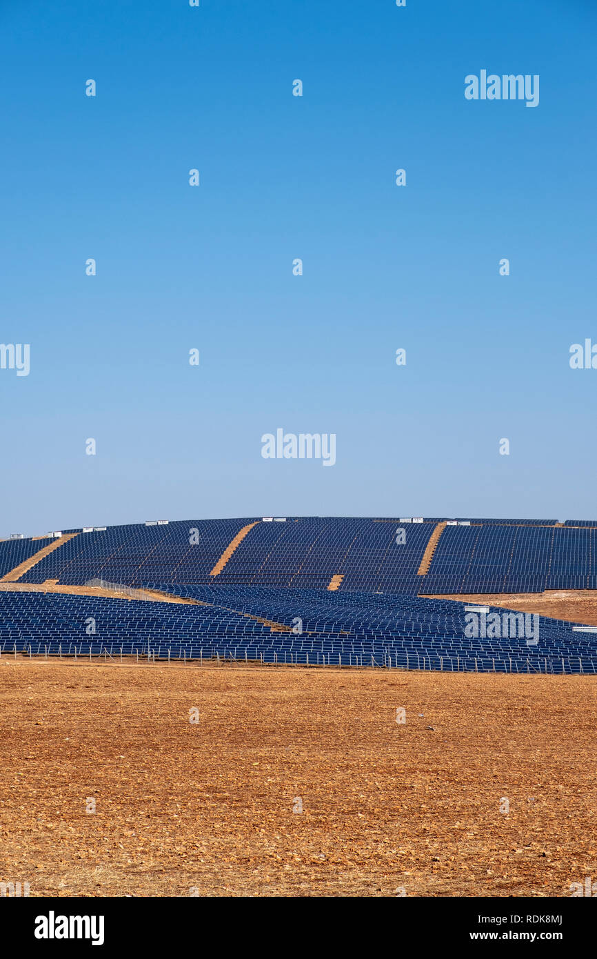 Sonnenkollektoren auf Feld für Solarenergie in der Nähe von Sanliurfa, Türkei Stockfoto