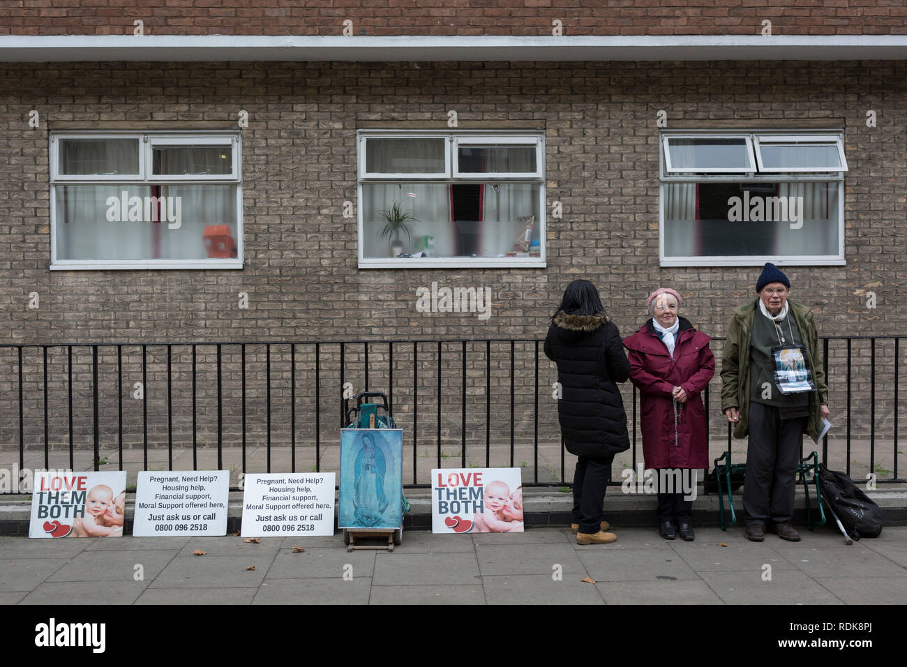 Drei Anti-abtreibungs-Aktivisten stehen Mahnwache gegenüber Marie Stopes International im Whitfield Street, W1, am 16. Januar 2019 in London, England. Stockfoto