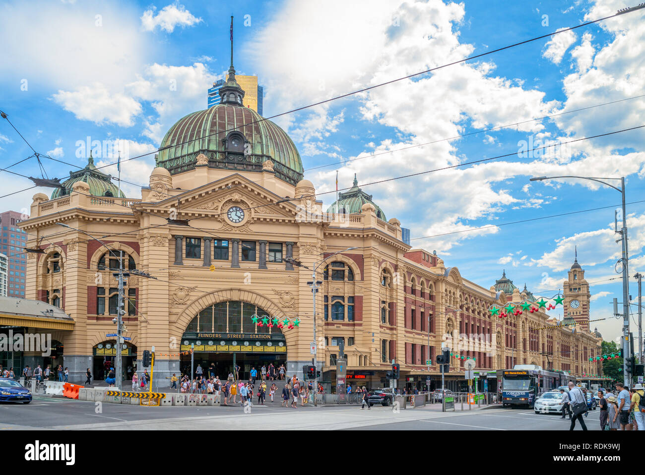 Melbourne, Australien - 29 Dezember, 2019: Bahnhof Flinders Street in Melbourne, dient das gesamte Stadtgebiet Schienennetz Stockfoto