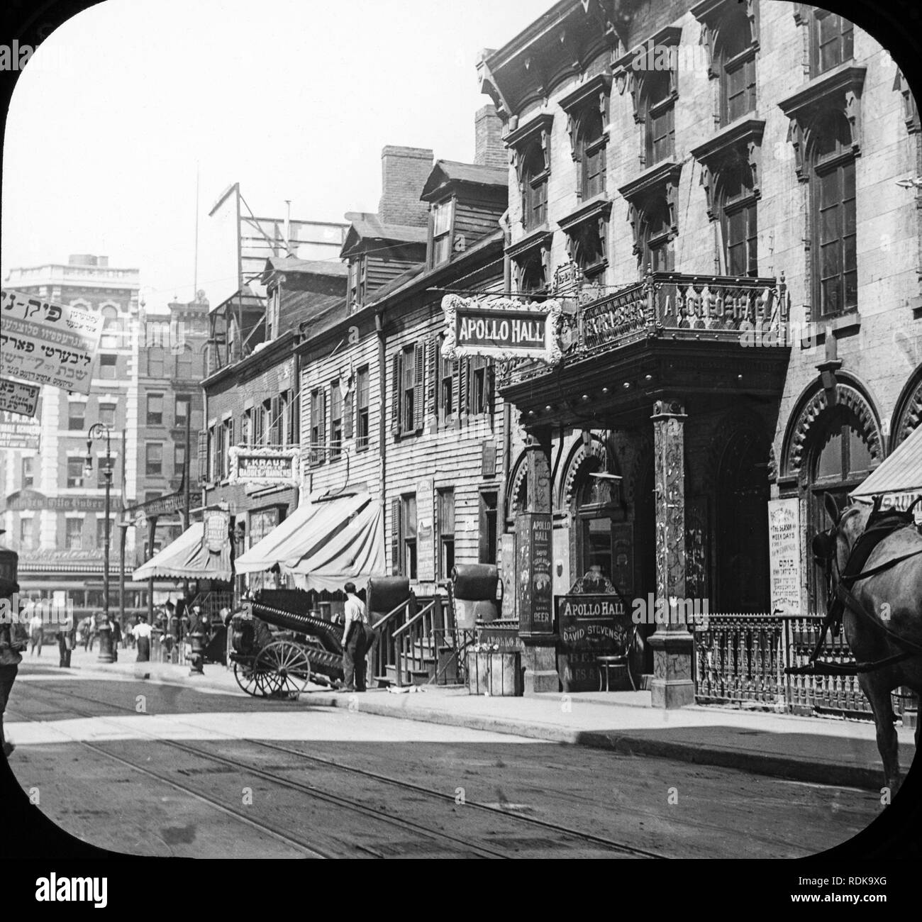 Späten viktorianischen Ansicht von Clinton Street im Jüdischen Viertel in New York City. Die Apollo Hall Theater auf der rechten Seite. Stockfoto