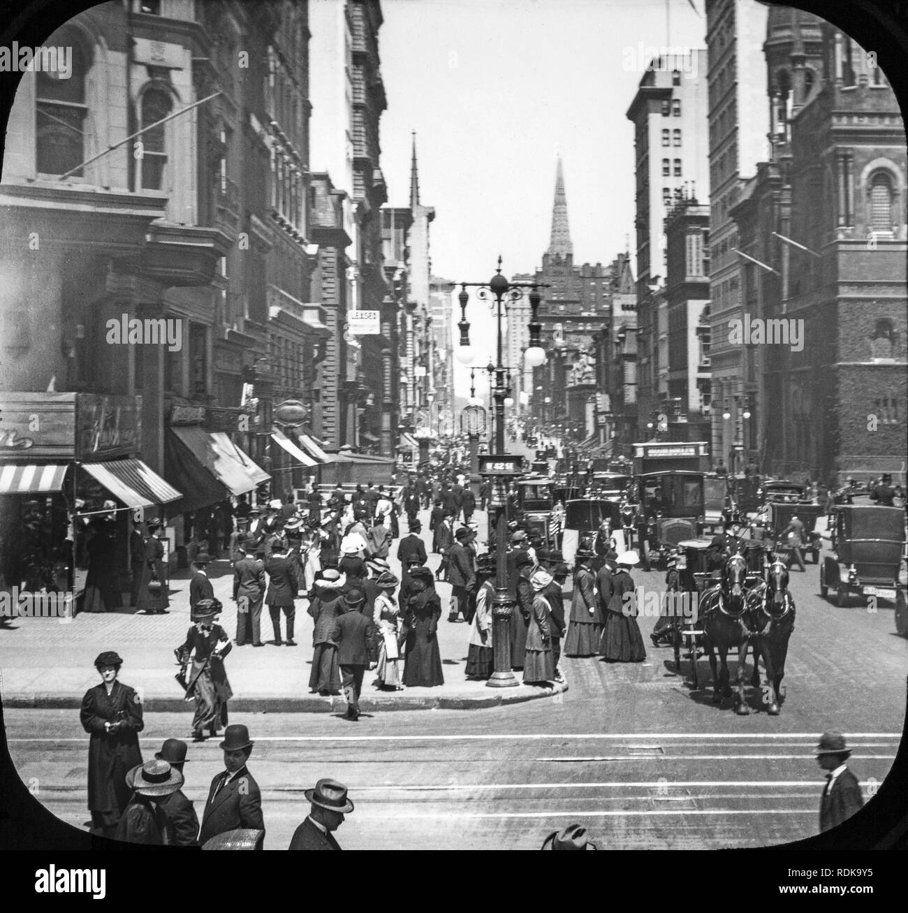 Späten viktorianischen Blick auf New York City. Ein Blick auf die 5th Avenue und 42th Street. Die Straßen sind voller Menschen, Kutsche, und sehr früh Kraftfahrzeuge. Stockfoto