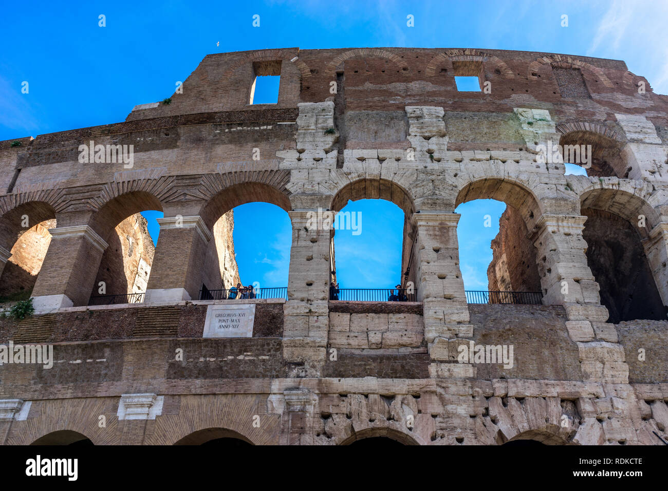 Rom, Italien, 24. Juni 2018: die Fassade der Großen Römischen Kolosseum (Kolosseum, Colosseo), auch als dem flavischen Amphitheater bekannt. Berühmte Sehenswürdigkeiten. S Stockfoto