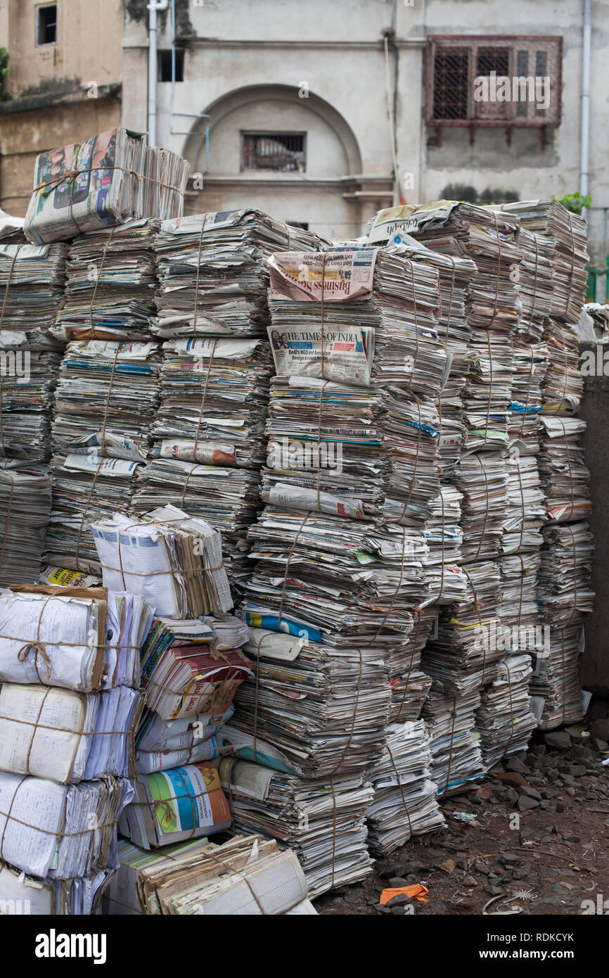 Kolkata/Indien - August 2015: Alte Zeitungen bis zum Recycling angehäuft. Stockfoto