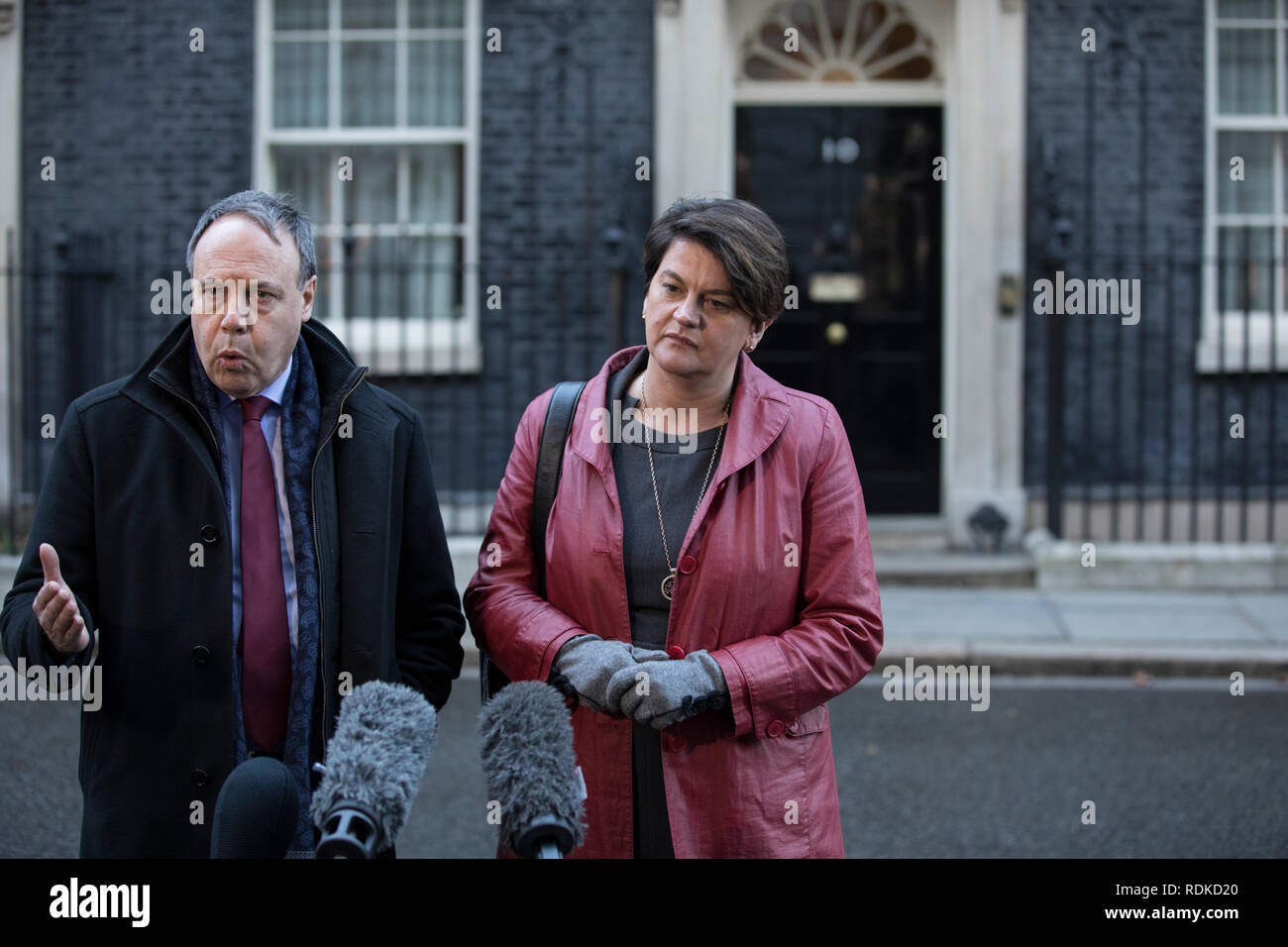 Arlene leader Förderung der Democratic Unionist Party mit Nigel Dodds stellvertretende Vorsitzende außerhalb Nr. 10 Downing Street, Whitehall, London, England, Großbritannien Stockfoto