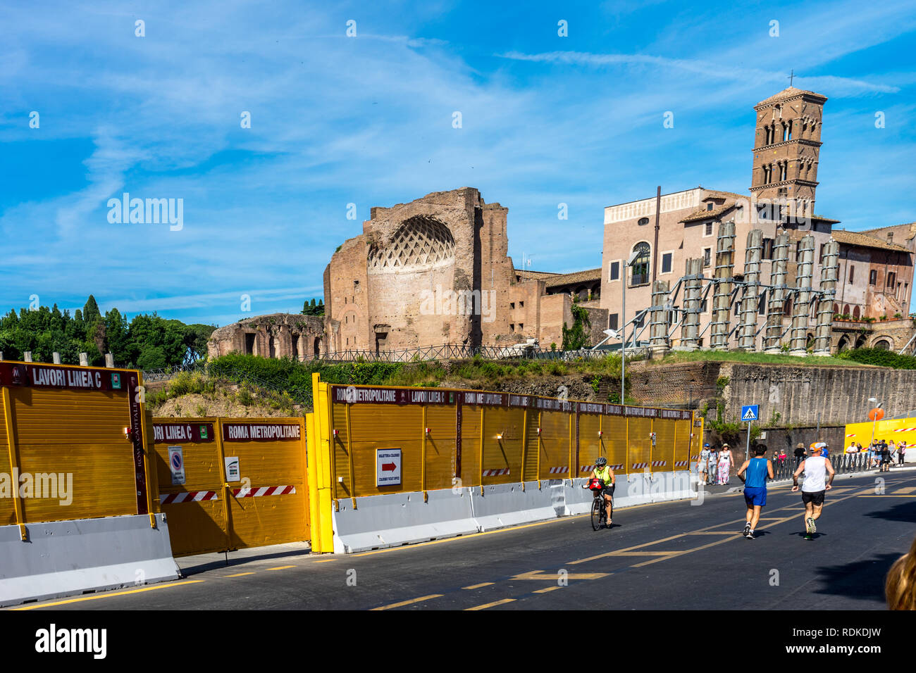 Rom, Italien, 24. Juni 2018: Die antiken Ruinen am Römischen Forum der Tempel der Venus und der Roma in Rom vom Kolosseum angesehen. Berühmte Sehenswürdigkeiten Stockfoto