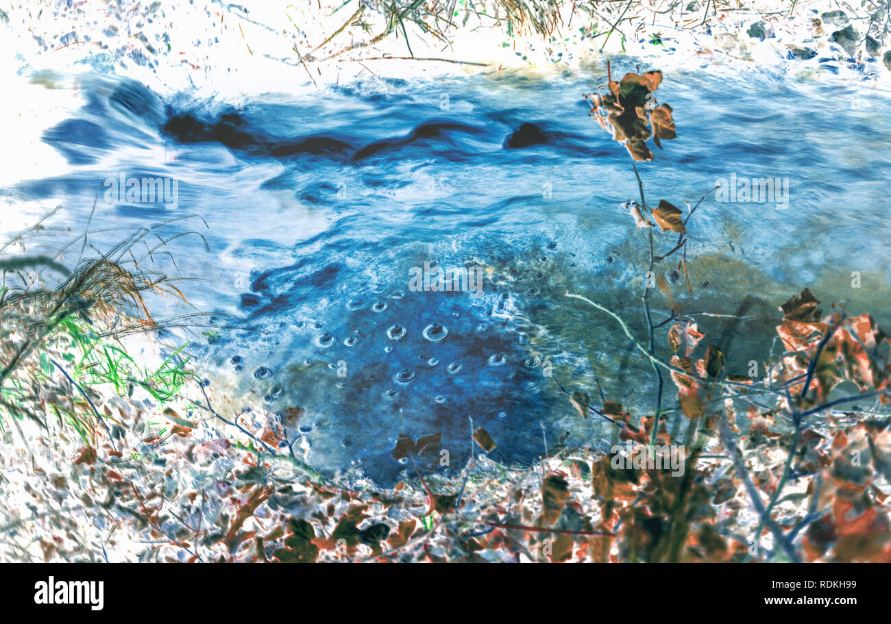 Surreale Blick auf einem Wasserlauf invertierten Farben geben eine märchenhafte Wirkung dieses Bild Stockfoto