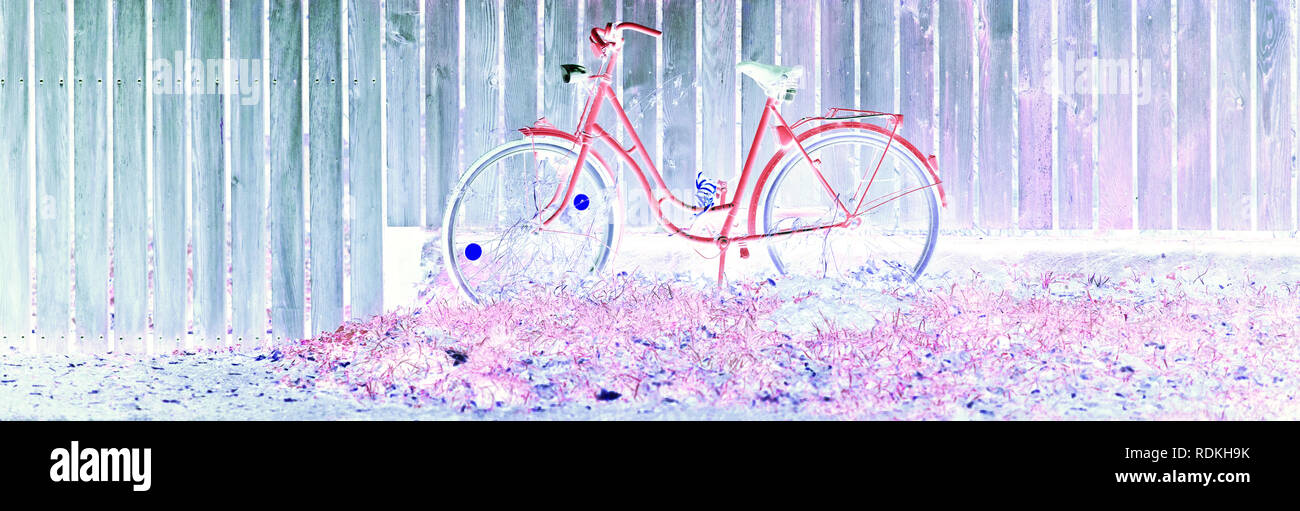 Surreale Blick auf eine alte verlassene Bike-Invertierten Farben geben eine märchenhafte Wirkung dieses Bild Stockfoto