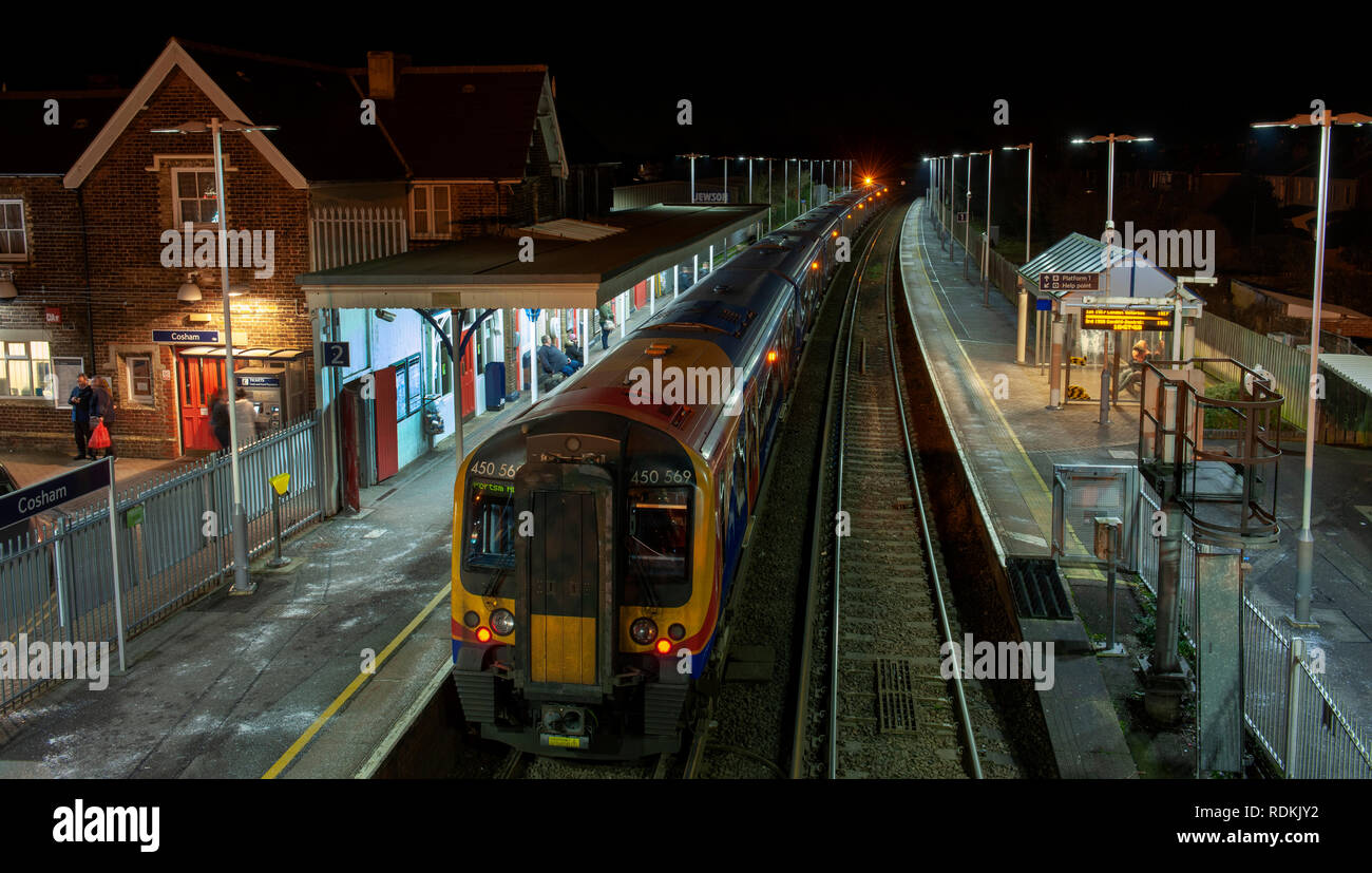 British Rail Class 450 Desiro an cosham Bahnhof, Cosham, Portsmouth, Hampshire, England, UK-South Western Railway 3-Schienen DC EMU. Stockfoto