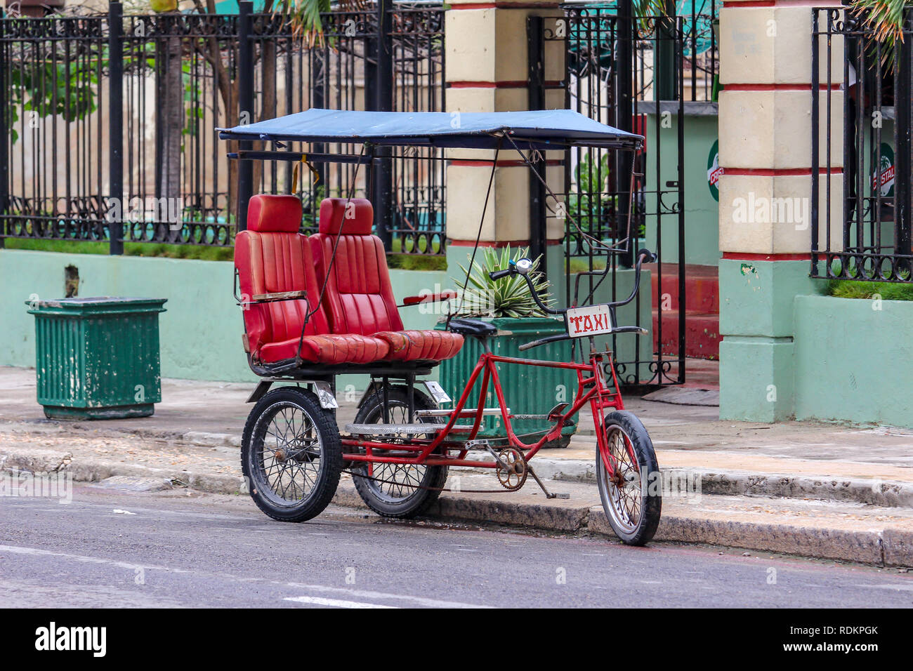 Typische bici Taxi, Kubanische Fahrradrikscha, Havanna, Kuba Stockfoto