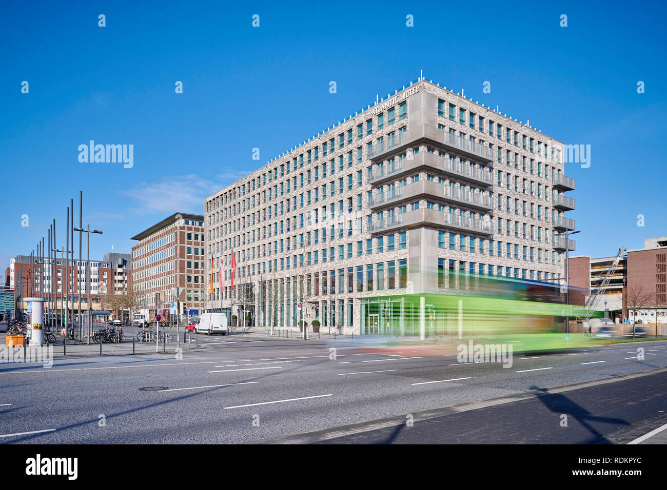 Kiel, Deutschland - 18. Januar 2019: Atlantic Hotel in Kiel, Autos und ein Bus in den Vordergrund Stockfoto