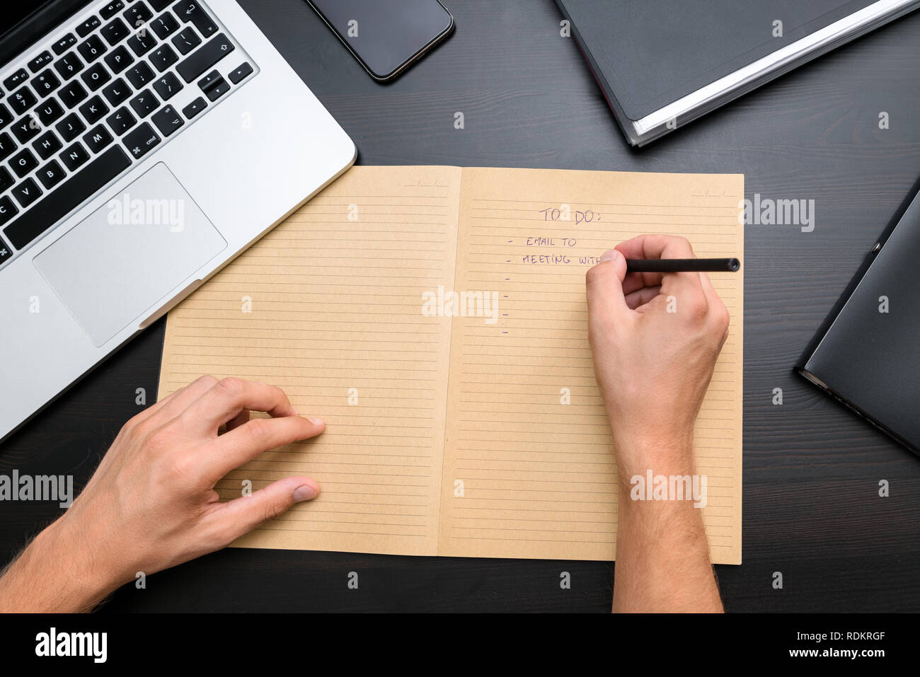Ansicht Der Tabelle Mit Mans Hande Schreiben Liste Mit Stift Auf Vintage Notebook Zu Tun Computer Tastatur Tablet Pc Und Smartphone Kopieren Sie Platz Stockfotografie Alamy