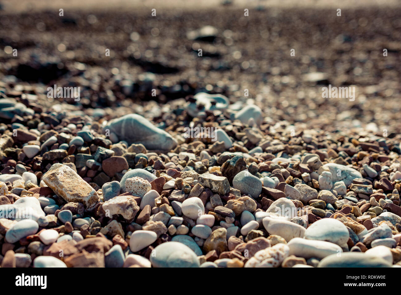 In der Nähe von Felsen am Strand Stockfoto