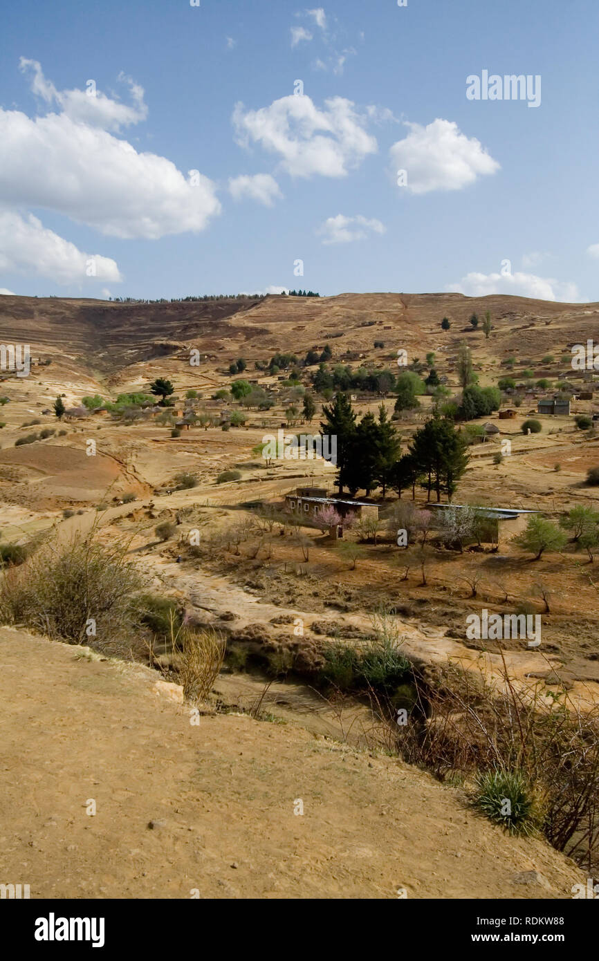 Häuser und Felder Punkt der Berg in einer ländlichen Gegend, Butha-Buthe Lesotho. Stockfoto