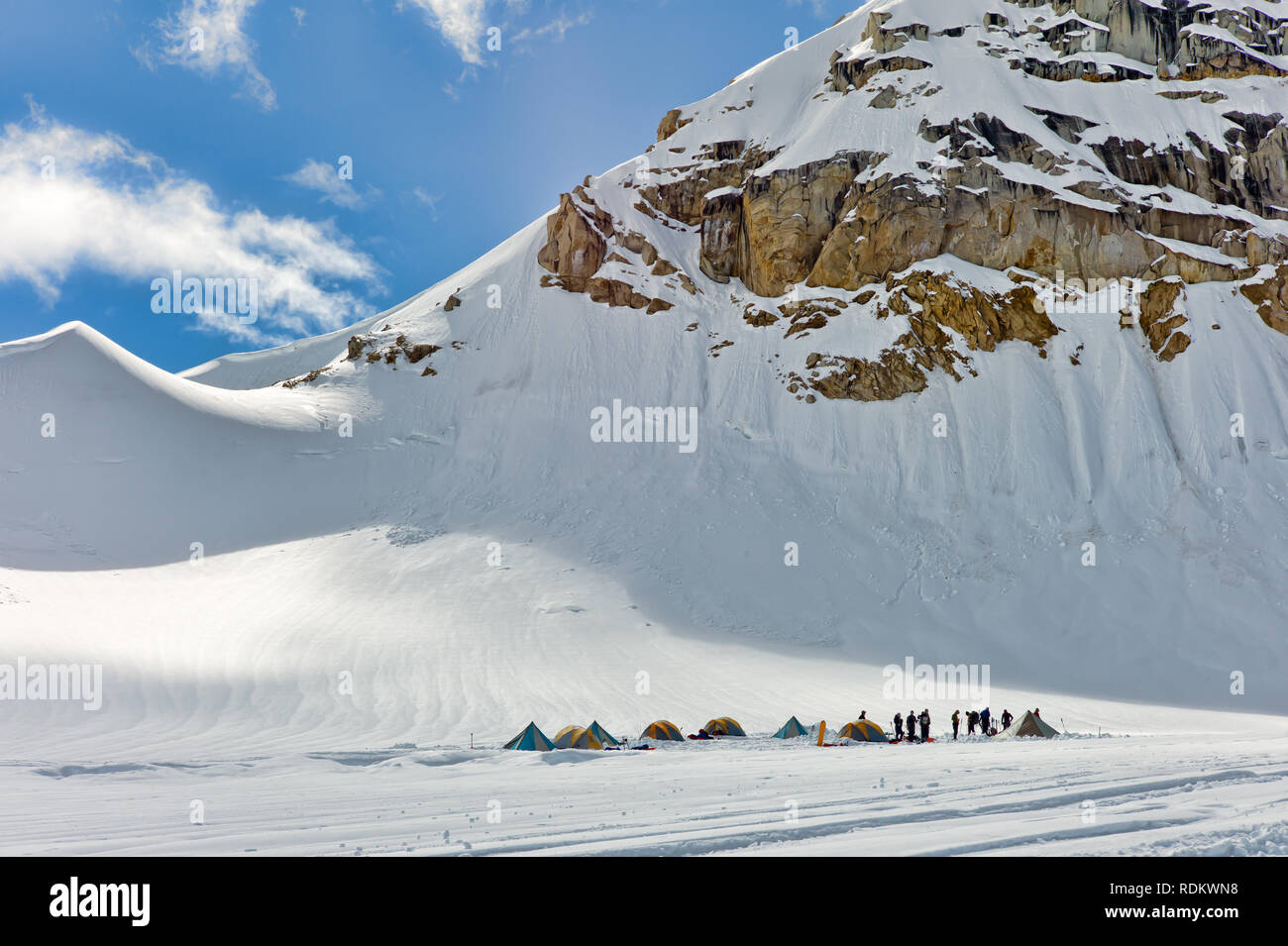 Eine Bergsteigerschule Gruppe Lager sich auf einem Gletscher in der Nähe von Mount McKinley im Denali National Park. Stockfoto