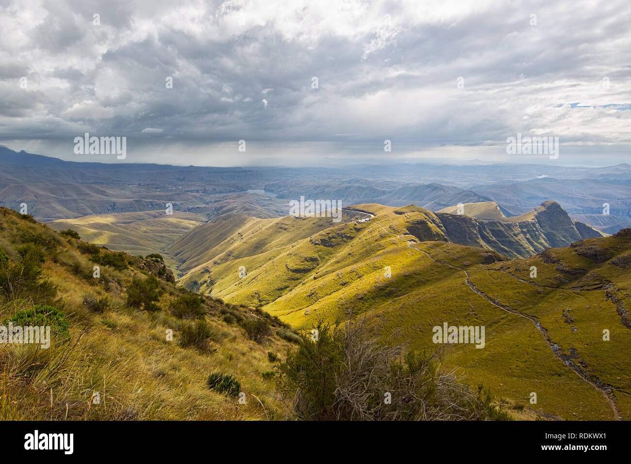 Das Amphitheater Wanderweg im Royal Natal National Park bietet atemberaubende Ausblicke entlang der Route. Diese Ansicht ist der Blick zurück über das Tal Stockfoto