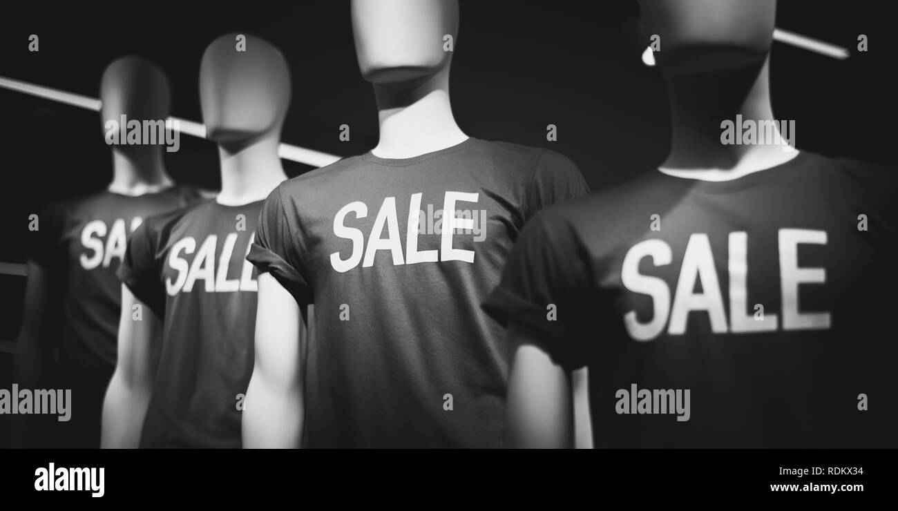 Puppen in T-Shirts mit der Aufschrift "Verkauf". Schwarz und Weiß Stockfoto