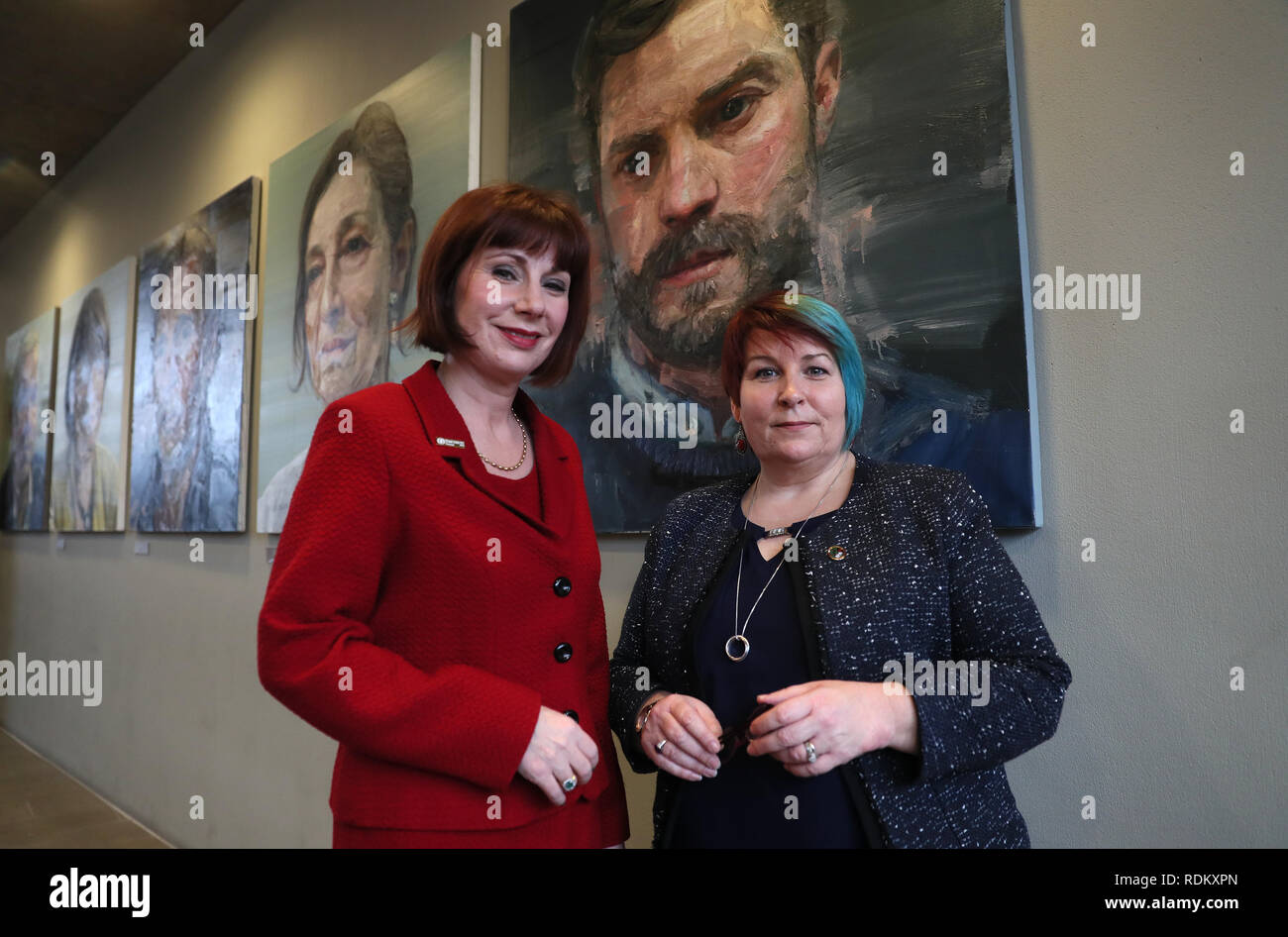 Josefa Madigan (links), Minister für Kultur in der Republik Irland, mit Karan O'Loughlin, der Irischen Equity Union, an einem Seminar Adressierung Brexit Herausforderungen an die Medien Kunst & Unterhaltung Industrie in Irland und dem Vereinigten Königreich am Lyric Theatre, Belfast. Stockfoto