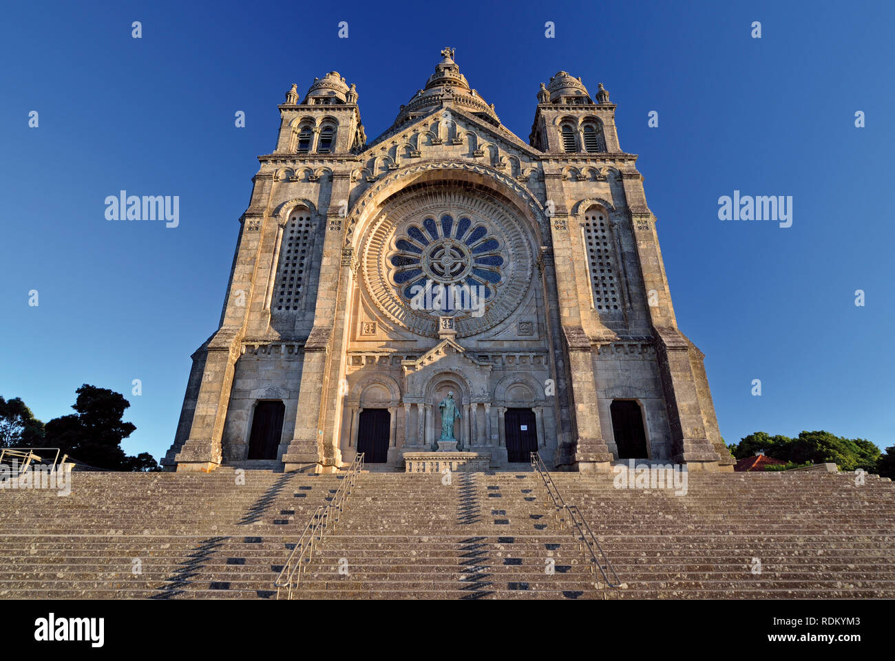 Hauptfassade der riesigen Basilika und Wallfahrtskirche Santa Luzia in Viana do Castelo Stockfoto