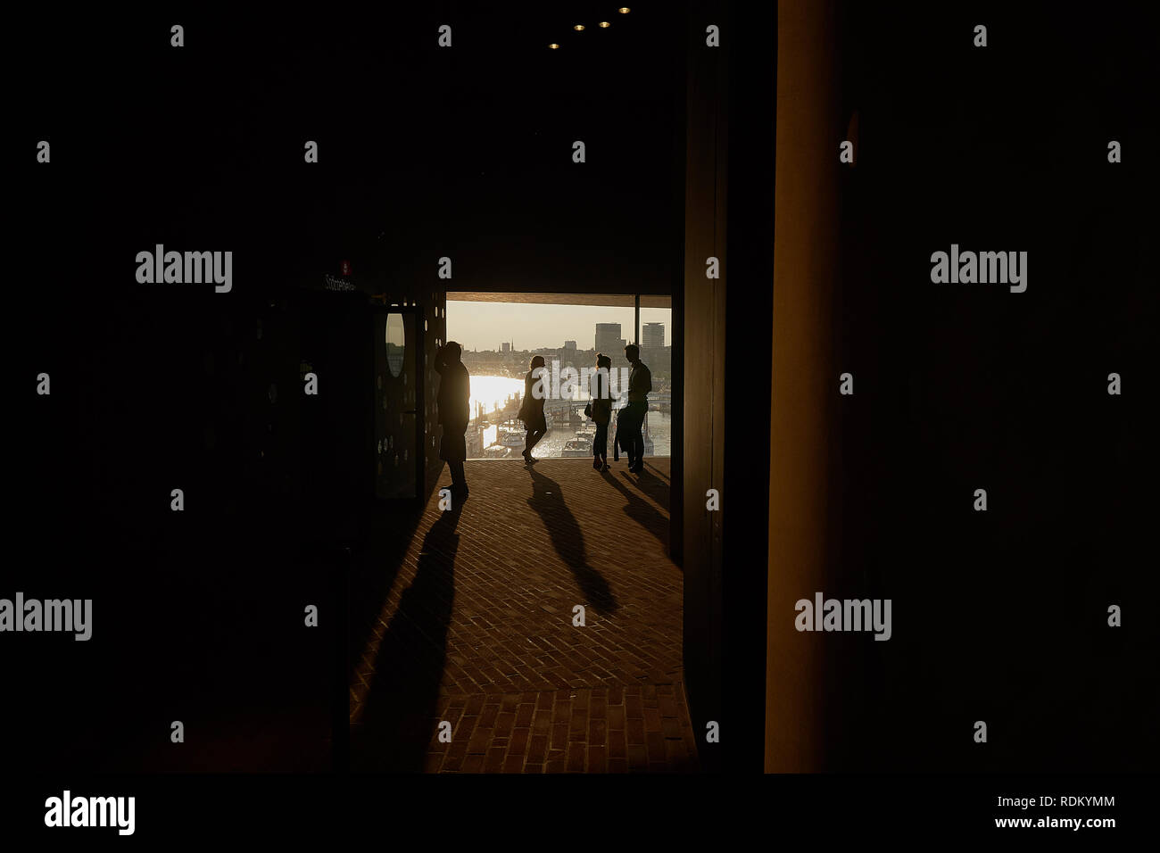 Siluettes der Besucher im Inneren der Elbphilharmonie in Hamburg Stockfoto